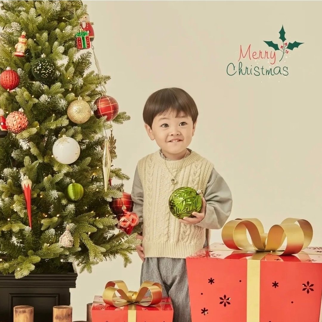크리스마스 트리와 선물 상자 옆에서 웃는 아이 — 크리스마스 컨셉 사진