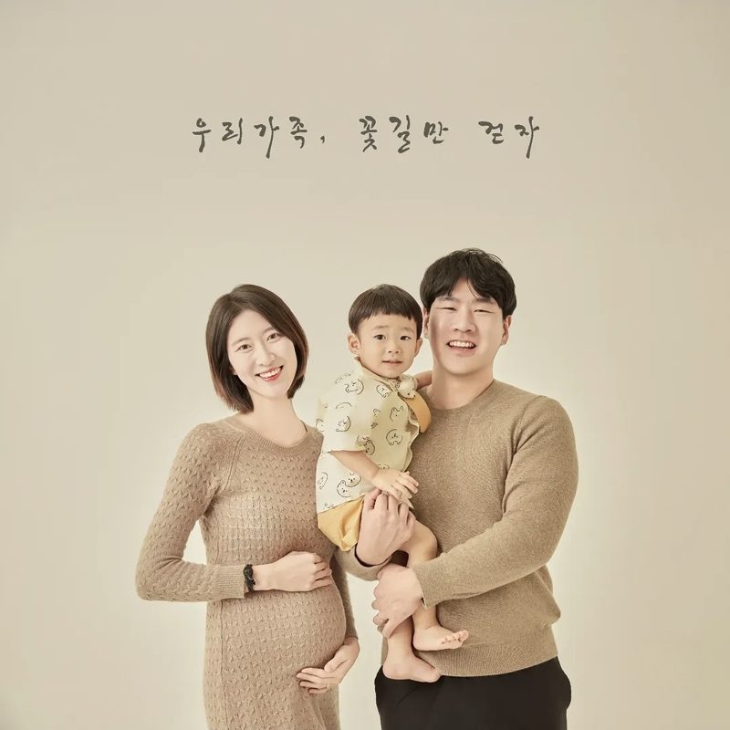 만삭인 엄마와 아빠, 어린 아들이 함께 웃는 둘째 맞이 만삭 가족사진